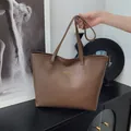 Bolso tote de cuero marrón oscuro con correas largas y logotipo dorado de moda - Café