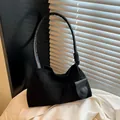 Schwarze Retro-Hobo-Tasche aus Wildlederimitat mit verknotetem Lederriemen - Schwarz