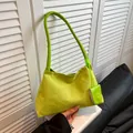 Retro Wildleder Umhängetasche in Limettengrün mit Knotengriff und passendem Mini-Anhänger - Grün