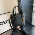 Bolso cubo minimalista de cuero negro con asas y detalle de amuleto de oso vintage - Negro