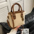 Elegante bolso bandolera beige y marrón con un colgante decorativo de oso metálico - Blanco Roto