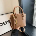 Mini bolso cubo marrón vintage con textura de cuero y colgante de oso lindo - Marrón