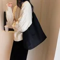 Minimalistische große schwarze Schultertasche aus Wildleder mit viel Platz für Damen - Schwarz