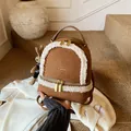 Brauner Mini-Rucksack aus Wildlederimitat mit weißem Plüschrand und Kaninchen-Anhänger - Tasche / Braun
