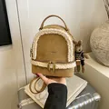 Brauner Wildleder-Rucksack mit weißem Lammfellbesatz und süßem Hasen-Anhänger - Tasche / Khaki