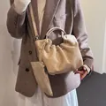 Beige Cloud-Beuteltasche aus Wildleder mit Metallgriff und passender Geldbörse - Dreiteiliges Set Mit Langem Riemen Und Kleingeldbörse / Khaki
