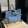 Sac bandoulière en jean bleu avec petit porte-monnaie rond et bandoulière réglable - Bleu