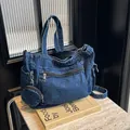 Sac fourre-tout en jean bleu délavé avec poche zippée et petite pochette ronde amovible - Bleu foncé