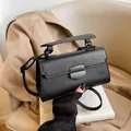 Sac bandoulière carré rétro en cuir noir avec poignée et boucle bouclier mate - Grain croisé / Noir