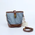 Bolso cubo retro de tela vaquera azul con ribete de cuero marrón y peluche blanco - Con Colgante / Café Azul