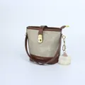 Bolso cubo de lona beige con ribete de cuero sintético marrón y dije de peluche - Con Colgante / Café y Beige