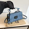 Sac bandoulière rétro bleu denim avec fermoir métallique noir et poignée - Texture Denim / Bleu