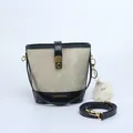 Bolso saco de lona marrón claro con adornos de cuero negro y cierre dorado - Con Colgante / Negro y Beige