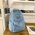 Mochila de mezclilla azul claro estilo vintage con parche de logo en cuero para alumnos - Azul claro