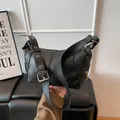 Borsa sottobraccio retrò in pelle PU nera con tracolla regolabile e fibbie argentate - Nero