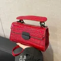 Petit sac rétro rouge à motif crocodile brillant avec bandoulière et boucle métal - Motif Crocodile / Rouge