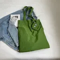 Sac fourre-tout pliable vert émeraude avec pendentif monstre et longues bandoulières - Vert