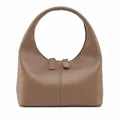Detailansicht der braunen Leder-Halbmond-Handtasche mit Doppelreißverschluss und Ziernaht - Schlammgrau