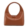 Detail einer braunen matten Lederhandtasche mit gebogener Silhouette und Doppelreißverschluss - Gelbbraun