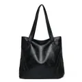 Große schwarze gewaschene Damenhandtasche mit minimalistischen geometrischen Nähten - Schwarz