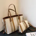 Beige gestreifte Canvas-Tragetasche mit braunen Kunstledergriffen und passender Umhängetasche - Tote Und Pouch Set / Khaki