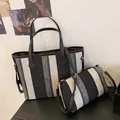 Gestreifte Canvas-Einkaufstasche mit schwarzen Kunstlederbesatz und kleiner Umhängetasche - Tote Und Pouch Set / Schwarz