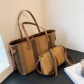 Gestreiftes Web-Tragetaschen-Set mit braunen Lederriemen und passender Reißverschlusstasche - Tote Und Pouch Set / Braun