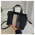 Detalle del bolso tote tejido tricolor con asas de cuero y correa de hombro extraíble - Negro