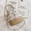 Secchiello in paglia con pizzo floreale bianco e tracolla in pelle marrone estiva - Fiore
