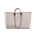 Detail der beigen Canvas-Tragetasche mit braunen Ledergriffen und Metallketten-Schultergurt - Groß Khaki
