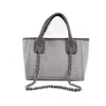 Detailansicht der grauen Stofftasche mit Ledergriffen und silbernen Kettenriemendetails - Klein Grau
