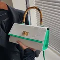 Bolso blanco con grabado de cocodrilo, detalles verdes y asa de bambú - Verde