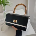 Bolso cuadrado con diseño de cocodrilo y asa de bambú en acabado blanco y negro - Negro