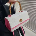 Sac à main blanc motif crocodile avec côtés roses et poignée en bambou naturel - Rose