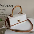 Bolso blanco con relieve de cocodrilo, asa de bambú vintage y detalles dorados - Marrón