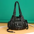 Borsa a tracolla in morbida pelle nera con tasche multiple e tracolla rimovibile - Nero