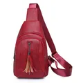 Burgunderfarbene Brusttasche aus gewaschenem Leder mit Litschi-Textur und Quastenanhänger - Rot