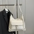 Bolso tote vintage grande en blanco roto de cuero brillante con bolsillo y hebilla - Blanco