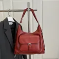 Bolso tote retro de gran capacidad en cuero rojo oscuro con solapa frontal y hebilla - Rojo