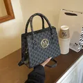 Borsa a mano chic con motivo a lettere grigie, logo M dorato e tracolla rimovibile - Nero