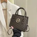 Borsa a mano marrone scuro con monogramma M, logo dorato e tracolla regolabile - caffè