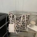 Bolso tote de leopardo con correas crema y pequeño monedero a juego colgado incluido - Blanco