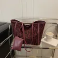 Bolso tote grande de leopardo burdeos con monedero a juego en estante contemporáneo - Rojo