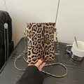 Mini-Umhängetasche mit Leopardenmuster und goldener Kette in Café-Ambiente - Khaki