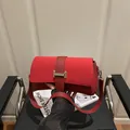 Bolso bandolera rectangular de cuero rojo con detalle de hebilla metálica plateada - Rojo