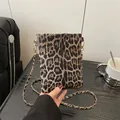 Kleine Vintage-Schultertasche mit Leopardenmuster und goldener Metallkettenriemen - Kaffeebraun