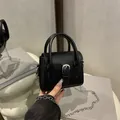 Mini borsa nera chic con fibbia argentata e tracolla a catena in metallo rimovibile - Nero