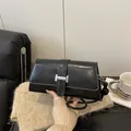 Borsa sottobraccio in pelle nera lucida con fibbia metallica a forma di H argento - Nero