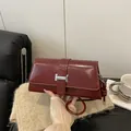Borsa a mano rettangolare rosso scuro in finta pelle con fibbia in metallo e tracolla lunga - Rosso