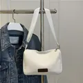 Sac bandoulière en nylon blanc imperméable avec patch en cuir marron et large sangle - Blanc
